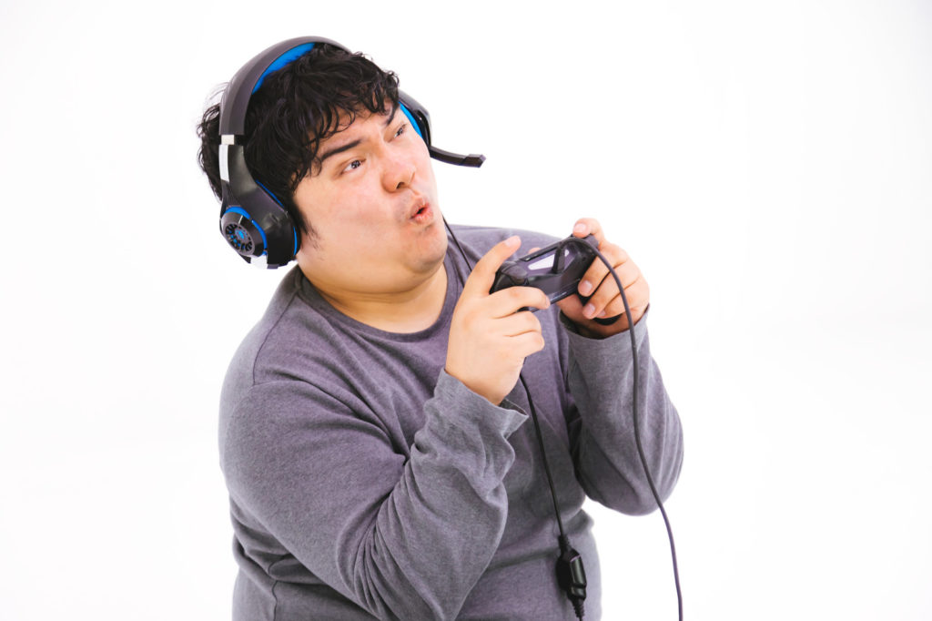 ゲームをやっている太った男性